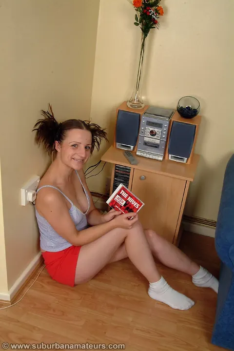 British Amateur Flaunts Her Bubble Ass in Socks – photo 1 of 21