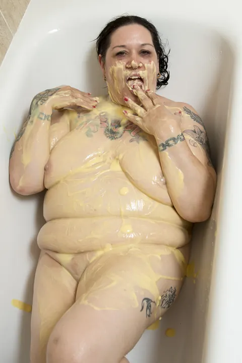 Kandi Karter: Mature BBW with Big Natural Tits Spreads in the Bathroom – photo 3 of 15