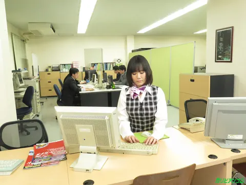 Shizuku Futaba: Curvy Japanese Babe with Big Tits Gets Creampied in the Office – photo 5 of 20