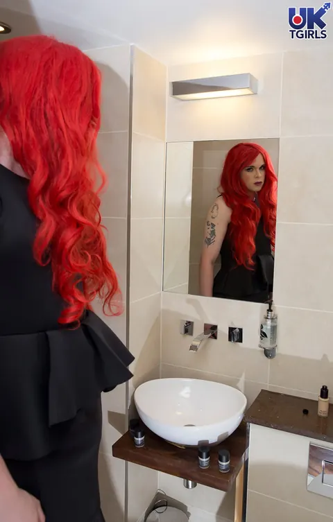 British Trans Woman Strips Nude and Poses Her Body – photo 2 of 16