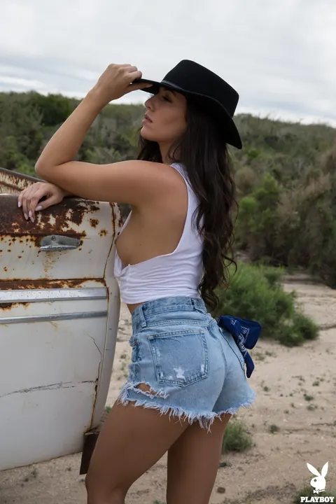 Carmen Nikole: Brunette PAWG Shows Her Big Ass in Shorts Outdoors – photo 18 of 20