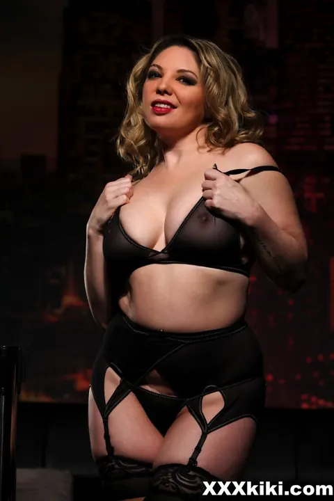 Kiki Daire: Thick Blonde MILF Adjusts Lingerie and Shows Her Big Tits – photo 3 of 12