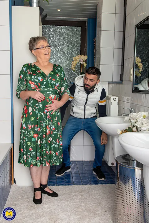 European MILF in Glasses Blows and Bangs in the Bathroom – photo 2 of 20
