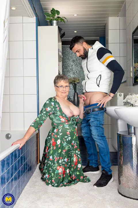 European MILF in Glasses Blows and Bangs in the Bathroom – photo 4 of 20