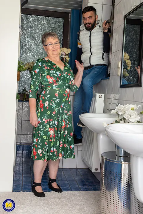 European MILF in Glasses Blows and Bangs in the Bathroom – photo 1 of 20