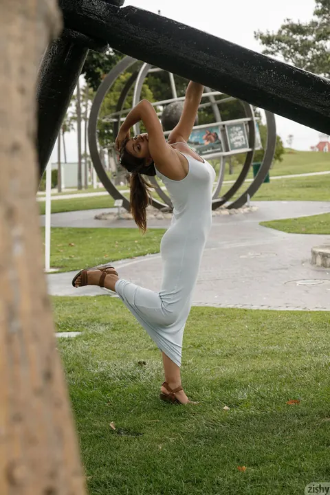 Ella Knox: Curvy Latina Flaunts Her Big Tits in a Tight Dress Outdoors – photo 4 of 12