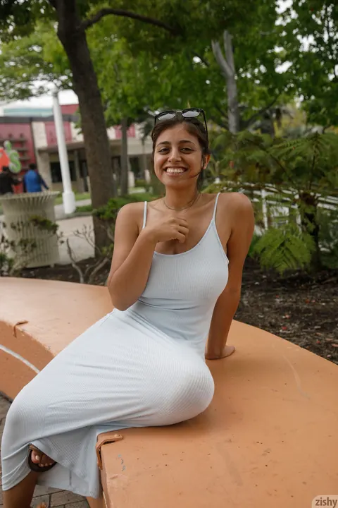 Ella Knox: Curvy Latina Flaunts Her Big Tits in a Tight Dress Outdoors – photo 10 of 12