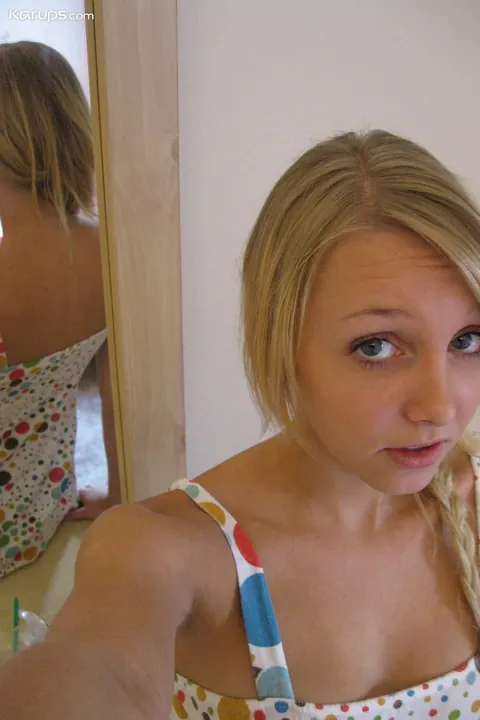 Thick Short-Haired Blonde Shows Her Big Natural Tits and Spreads Her Pussy – photo 2 of 20