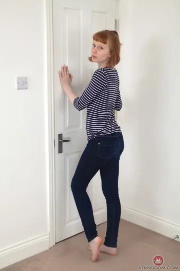 Bonni Belle – Redhead with Short Hair Strips Out of Her Jeans and Shows Her Hairy Crotch