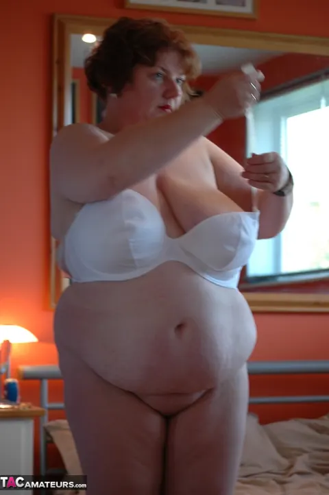 European MILF Unhooks Her Bra and Poses in Stockings – photo 14 of 20
