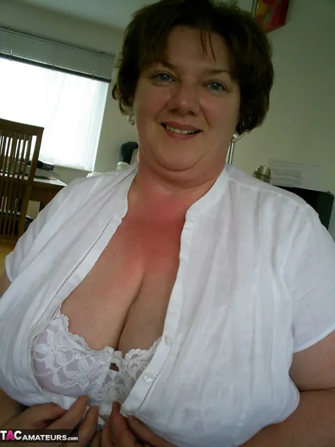 European MILF Unhooks Her Bra and Poses in Stockings – photo 20 of 20