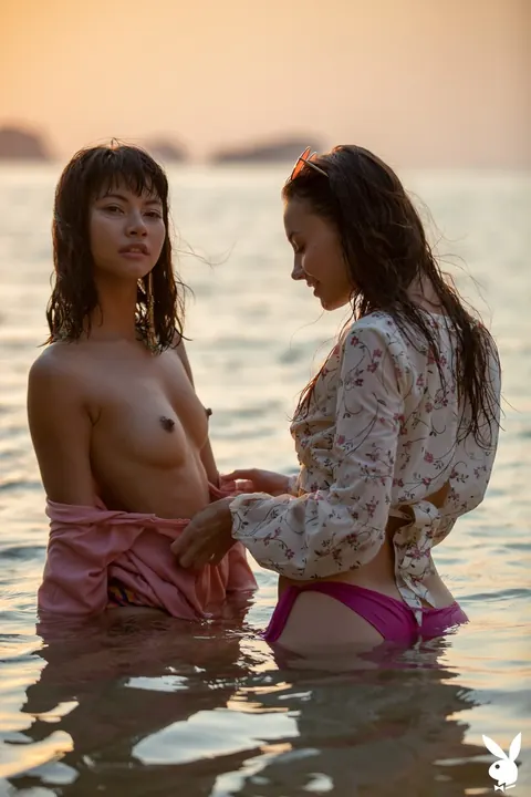 Cara Pin: Brunette and Friend Show Off Her Natural Tits on the Beach – photo 3 of 21