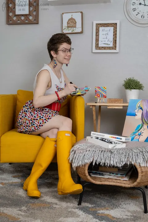 BBW with Short Hair and Glasses Toys Her Hairy Pussy – photo 1 of 20