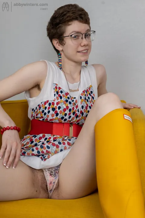 BBW with Short Hair and Glasses Toys Her Hairy Pussy – photo 2 of 20