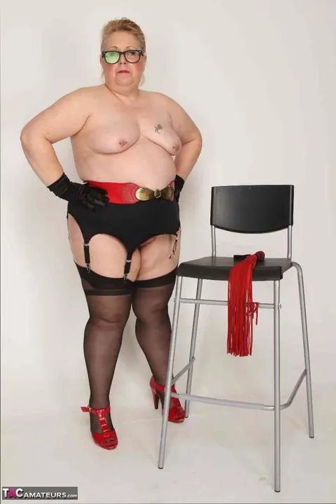 Lexie Cummings: British Blonde MILF in Heels and Glasses Uses a Toy – photo 15 of 20