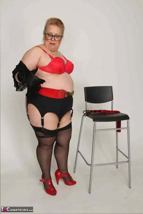 Lexie Cummings: British Blonde MILF in Heels and Glasses Uses a Toy – photo 12 of 20