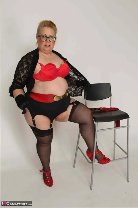 Lexie Cummings: British Blonde MILF in Heels and Glasses Uses a Toy – photo 11 of 20