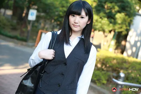 Thick Japanese Brunette Shows Off Her Ass Outdoors in a Skirt and Heels – photo 15 of 15