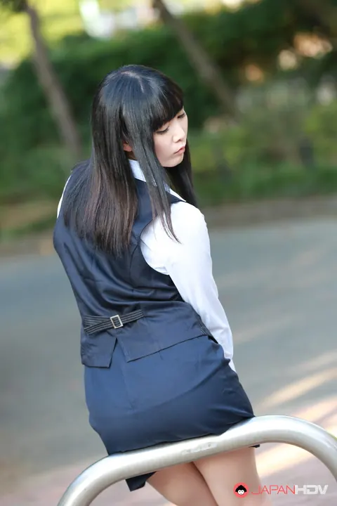 Thick Japanese Brunette Shows Off Her Ass Outdoors in a Skirt and Heels – photo 5 of 15