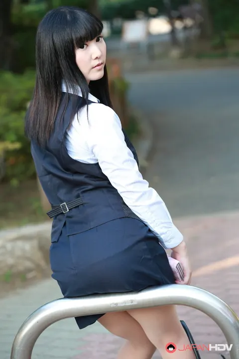 Thick Japanese Brunette Shows Off Her Ass Outdoors in a Skirt and Heels – photo 9 of 15