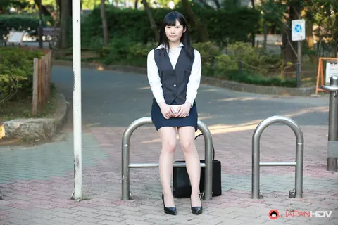 Thick Japanese Brunette Shows Off Her Ass Outdoors in a Skirt and Heels – photo 10 of 15