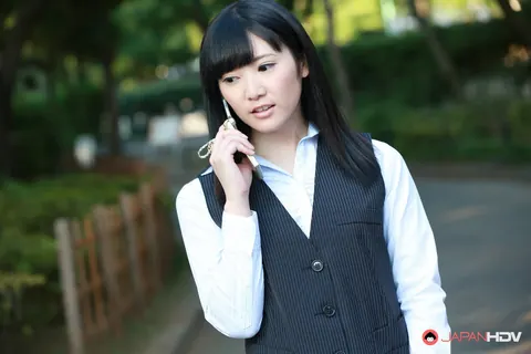 Thick Japanese Brunette Shows Off Her Ass Outdoors in a Skirt and Heels – photo 13 of 15