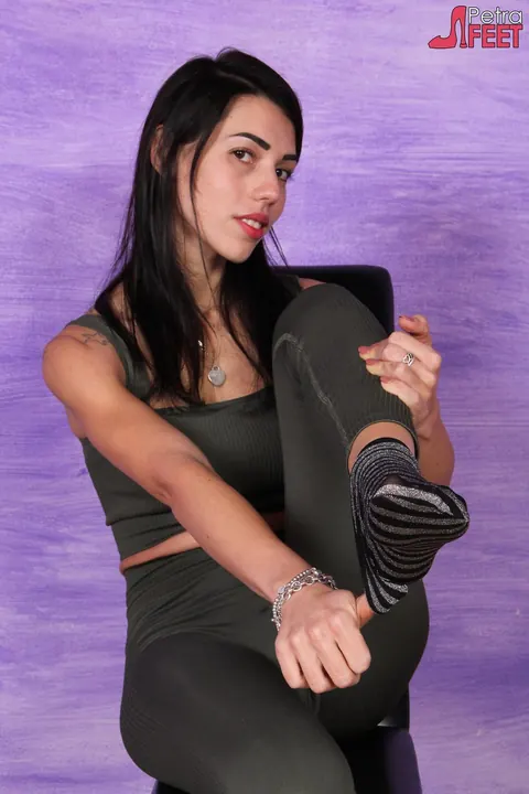 PAWG in Yoga Pants Poses in Socks and Sneakers – photo 8 of 10