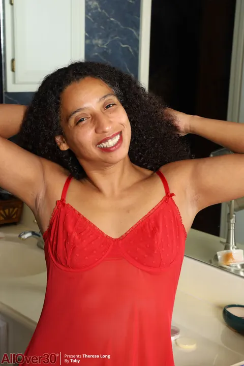 Theresa Long: Thick Ebony MILF Strips Off Her Panties and Spreads Her Hairy Pussy – photo 2 of 21