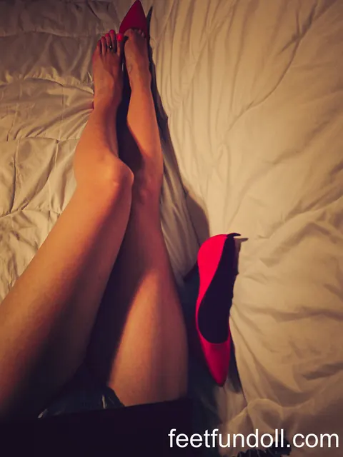 Brunette in Heels Shows Off Her Bare Feet – photo 12 of 15