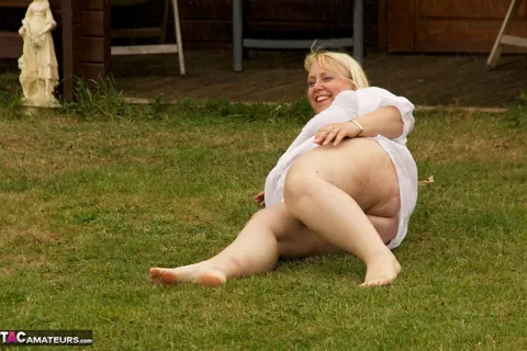 Lexie Cummings: Thick British MILF Spreads on the Back Lawn – photo 3 of 20