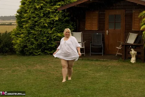 Lexie Cummings: Thick British MILF Spreads on the Back Lawn – photo 4 of 20