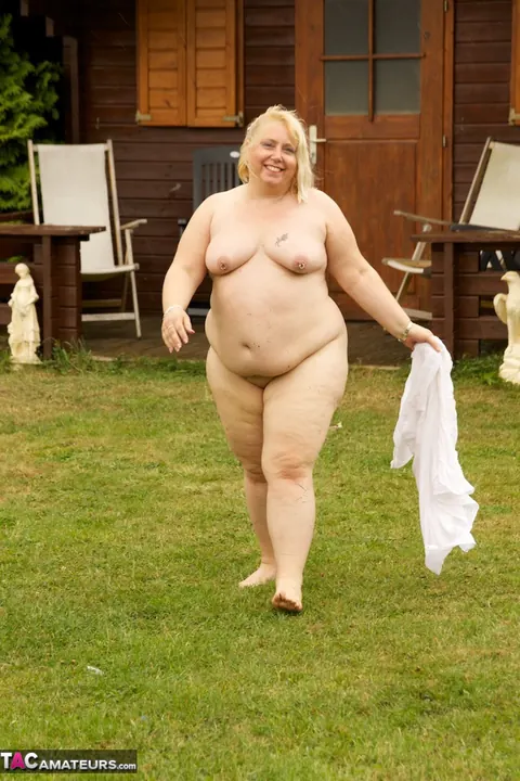 Lexie Cummings: Thick British MILF Spreads on the Back Lawn – photo 19 of 20