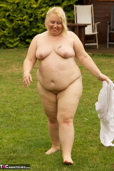 Lexie Cummings: Thick British MILF Spreads on the Back Lawn – photo 20 of 20