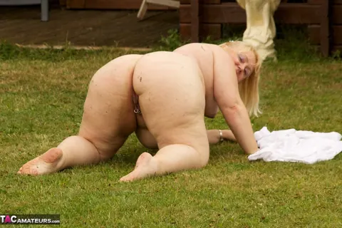 Lexie Cummings: Thick British MILF Spreads on the Back Lawn – photo 11 of 20