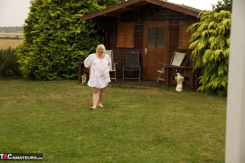 Lexie Cummings: Thick British MILF Spreads on the Back Lawn – photo 1 of 20