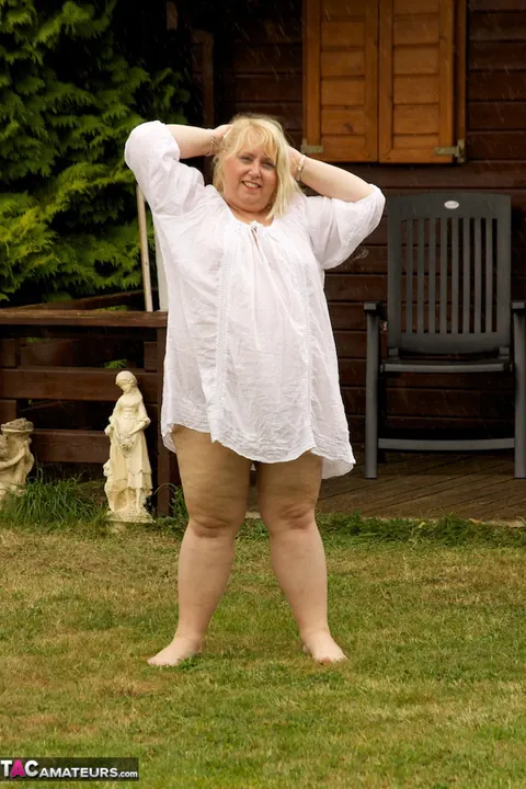 Lexie Cummings: Thick British MILF Spreads on the Back Lawn – photo 2 of 20