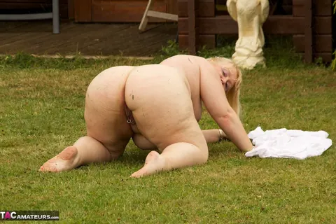 Lexie Cummings: Thick British MILF Spreads on the Back Lawn – photo 10 of 20