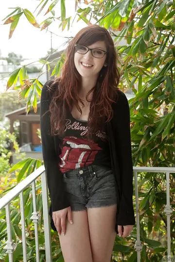 Redhead Amateur Spreads Her Legs on the Bed in Shorts