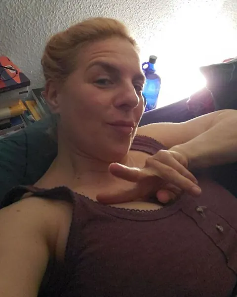 Curvy MILF Poses in No-Makeup Selfies – photo 17 of 19
