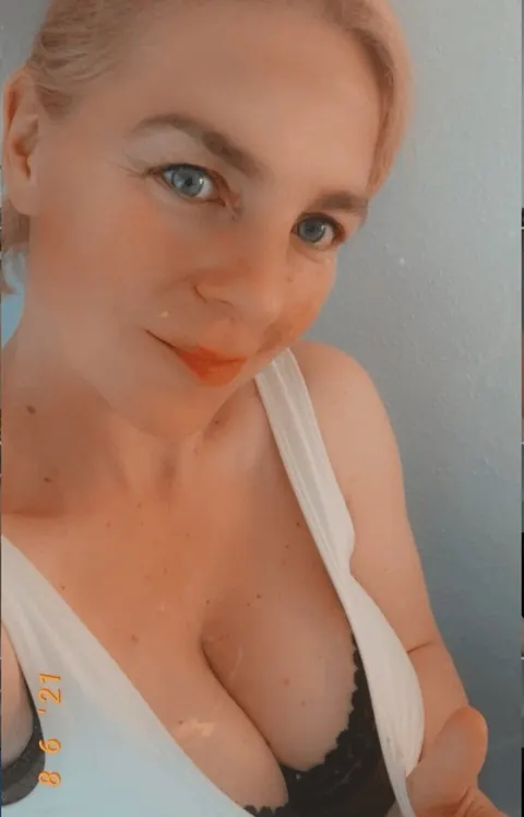 Curvy MILF Poses in No-Makeup Selfies – photo 7 of 19