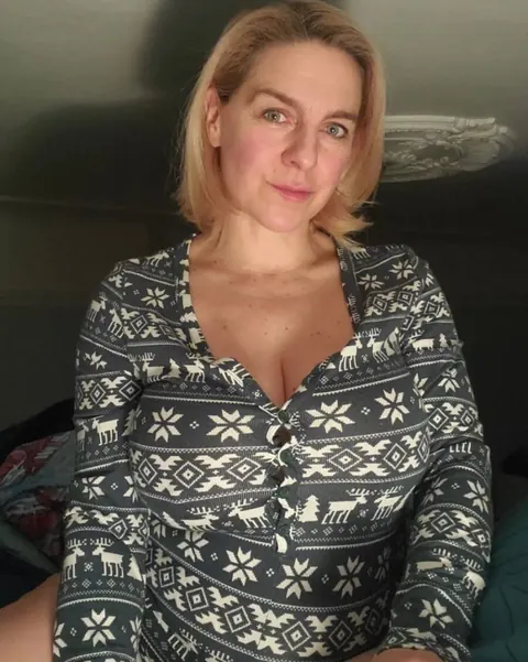 Curvy MILF Poses in No-Makeup Selfies – photo 11 of 19
