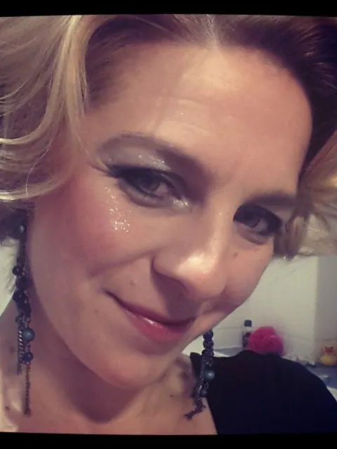 Curvy MILF Poses in No-Makeup Selfies – photo 13 of 19