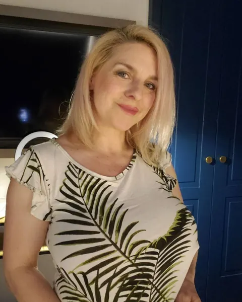 Curvy MILF Poses in No-Makeup Selfies – photo 18 of 19
