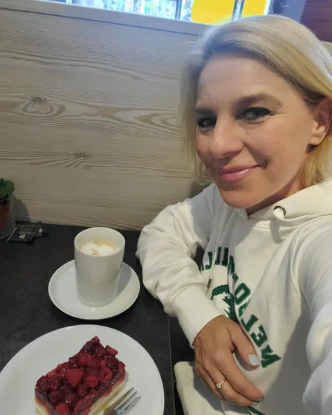 Curvy MILF Poses in No-Makeup Selfies – photo 10 of 19