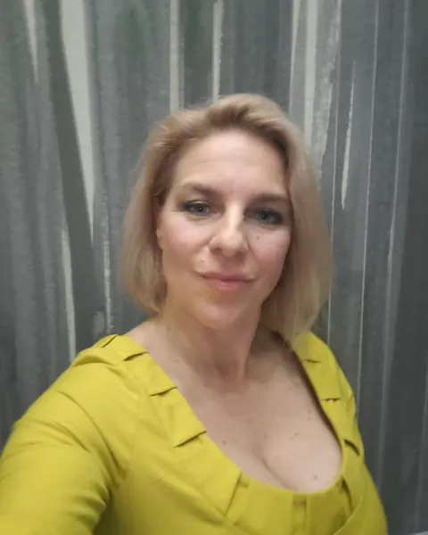 Curvy MILF Poses in No-Makeup Selfies – photo 9 of 19