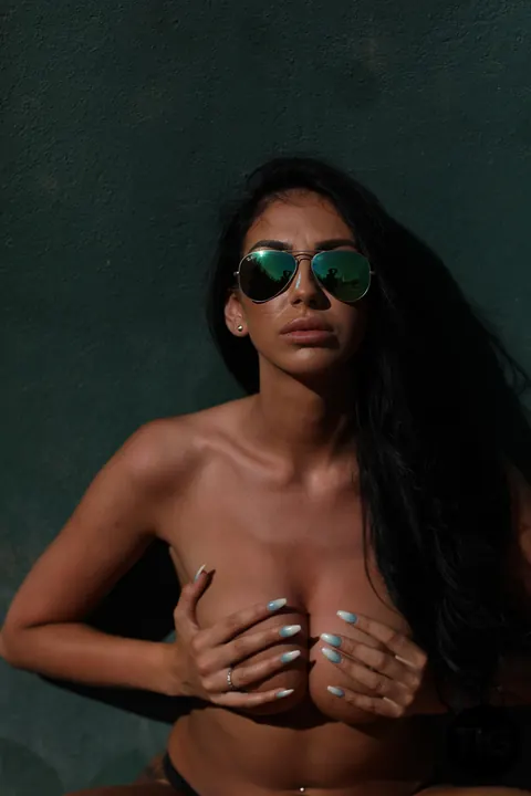 Anya Leigh: British PAWG Flaunts Her Enhanced Tits and Ass Tattoo Outdoors – photo 14 of 21