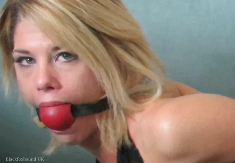Carissa Montgomery: Busty Blonde MILF Bound and Spreads Her Legs in Denim Shorts – photo 7 of 15