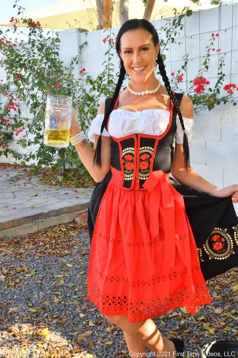 Texas Patti: Busty German MILF Lifts Her Skirt and Flashes Outdoors – photo 2 of 20