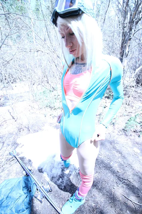 Slim Short-Haired Woman in Glasses and Bodysuit Spreads Outdoors – photo 6 of 21