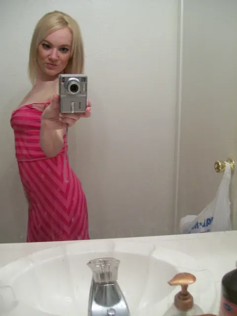 Liz Black: Petite Blonde Bares Her Big Natural Tits in a Mirror Selfie – photo 3 of 21